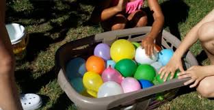 Hay muchos juegos al aire libre con pelota para que los niños pasen un rato muy divertido mientras hacen ejercicio físico y uno de los más conocidos es el del balón prisionero o brilé. 20 Divertidisimos Juegos Con Globos Para Adultos Y Ninos