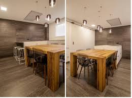 Alrededor de la mesa siempre pasan cosas buenas y es que, sin duda, son un mueble imprescindible. Mesas De Madera Un Complemento Ideal Para Las Cocinas Blancas Cocinas Con Estilo