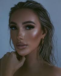 Ashley Potts's Instagram, Twitter & Facebook