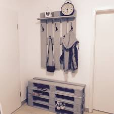 Gebrauchte paletten regal aus paletten paletten garderobe garderobe holz garderobe palette schlafzimmer ideen palette deko ankleidezimmer selber bauen europaletten möbel. Do It Yourself Garderobe Aus Paletten Diy Garderobe Palette Palettenmobel Aus Diy Garderobe Upcycled Home Decor Pallet Furniture Palette Furniture