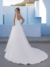 Eine große auswahl an hochwertigen white one brautkleidern, in vielen größen und zu unglaublichen preisen erwartet sie … wer behauptet, dass klassische brautkleider langweilig sein müssen? White One Mistletoe Lin Riehl Das Hochzeitshaus