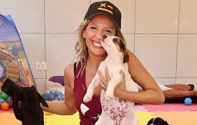 En febrero de 2015 fundó el instituto luísa mell, que trabaja principalmente en el rescate de animales heridos o en riesgo, la recuperación y la adopción. Luisa Mell Realizou Evento Online Rodeada De Cachorros O Fuxico