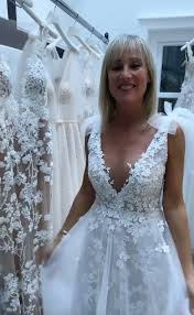 We would like to show you a description here but the site won't allow us. Mogt Ihr Auch 3d Blumen Am Brautkleid Brautkleid Wedding Dress Hochzeitskleid Bridal Bertabridal