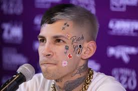 L-Gante será inhabilitado para conducir por usar el celular y no ponerse el  cinturón de seguridad