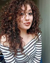 Asimmetrici, con ciuffo, scalati o come ciascuno li preferisce. Frangia Capelli Ricci Come Sceglierla E Come Gestirla Trucchi Tv