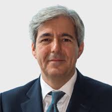 Why is it so difficult for US citizens to invest while living in the UK?