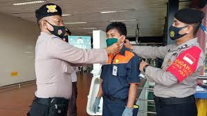 Bandara soekarno hatta melayani penerbangan untuk jakarta, indonesia. Polisi Bagikan 3 000 Masker Ke Pegawai Penumpang Di Bandara Soetta Berita Medan Hari Ini