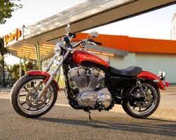 La selle culmine à 695 mm, soit 25 mm de plus que sur le 883 low. Harley Davidson Sportster Sportster Xl 883 Superlow Modell 2013 Das Bike