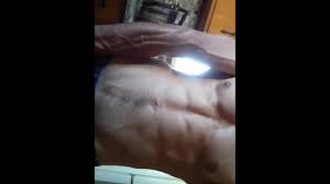Burlando abdominales y brazos venosos