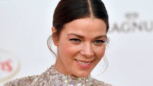 Leni klum, tochter von heidi klum, arbeitet als model. Jessica Schwarz Unter Der Sonne Portugals Geniesst Sie Ihr Liebesgluck Mit Louis Bunte De