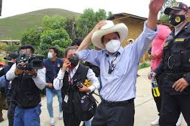 Nacido y criado en chota, castillo fue rondero durante su juventud e incluso llegó a ser dirigente nacional de la organización de rondas campesinas. Quien Es Pedro Castillo El Candidato Que Dio La Sorpresa En Peru