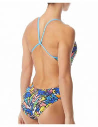 Lorsque l'été se profile à l'horizon, les surfeuses n'ont souvent qu'une envie : Maillot De Bain Femme Astratto Cutoutfit Tyr