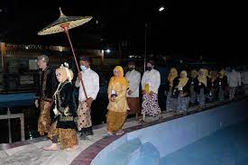 Maka malam satu suro jatuh pada malam hari, setelah waktu ashar atau maghrib di tanggal 9 agustus 2021. Noawc8zohwfyqm