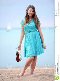 Welchen lippenstift zu einem marineblauen kleid? Jugendlich Madchen Mit Blauem Kleid Am Strand Stockbild Bild Von Brandung Kaukasisch 33012441