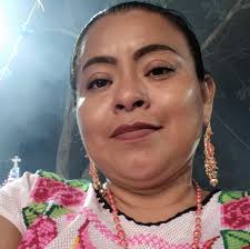 Doña ninfa clemente una de las comerciantes con más antigüedad en el  mercado de san luis acatlan Ofreciendo aceites naturales aromáticos De coco  savila Mamey almendras papa arrayan entre otros En el