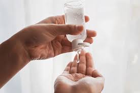 Bersihkan najis atau kotoran yang menempel pada tubuh. Berbahayakah Gunakan Hand Sanitizer Sebelum Makan