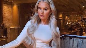 She is not dating anyone currently. Molly Mae Hague Bio Net Worth Boyfriend Married Family Parents Age Birthday Nationality Height Measurements Siblings Wiki Job Facts Wikiodin Com