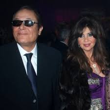 وغيّب الموت النجم المصري أمس السبت عن عمر ناهز 70 عاماً. Ø¨ÙˆØ³ÙŠ Ø´Ù„Ø¨ÙŠ Ø²ÙˆØ¬Ø© Ù…Ø­Ù…ÙˆØ¯ Ø¹Ø¨Ø¯Ø§Ù„Ø¹Ø²ÙŠØ² ØªÙ†Ù‡Ø§Ø± Ø¨Ø§ÙƒÙŠØ© ÙÙŠ Ø¬Ù†Ø§Ø²ØªÙ‡ Ù†Ø¨Ø°Ø© Ø§Ù„Ø¥Ù„ÙƒØªØ±ÙˆÙ†ÙŠØ©