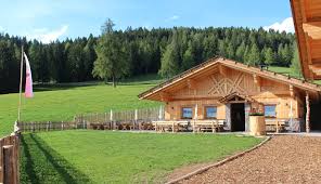 Personen, die in der regel bereits im fernsehen aufgetreten sind, stellen sich der herausforderung. Die Alm Hofschank Lingeralm