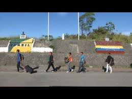 La inmigración venezolana en brasil es una corriente migratoria que ha cobrado mayor importancia durante las son personas de distintos clanes que traen históricas rivalidades de venezuela. Miles De Venezolanos Emigran A Pie A Brasil Youtube