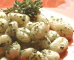 Gli gnocchi burro e salvia sono una prima portata facile e veloce da preparare se utilizzi gnocchi preconfezionati, mentre se decidi di impastarli ci vorrà più tempo. Gnocchi Burro E Salvia Ricette Regionali