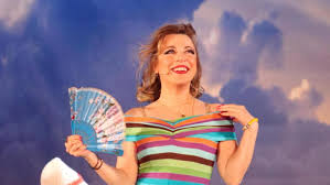 Κάθε μέρα λέω ευχαριστώ που δεν έχω νοσήσει. Pin Up Girl H Dhmhtra Papadopoyloy Se Soyper Kayth Fwtografish Me Magio Gia E3wfyllo Periodikoy Bovary