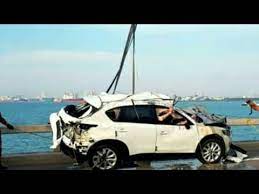 Kereta terhumban ke dalam laut. Akhirnya Kereta Suv Putih Berjaya Diangkat Keluar Dari Dasar Laut Jambatan P Pinang Youtube