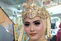 Jika kamu tertarik memakai busana adat lengkap dengan mahkota tanpa melepas hijab, kamu perlu menyimak dulu nih beberapa inspirasinya!. Rias Pengantin Prezy Salon
