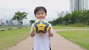 '슛돌이' 이강인(20·발렌시아)이 자신의 첫 스승이었던 유상철 감독을 추모했다.이강인은 8일 자신의 인스타그램에 제 축구 인생의 첫 스승이신. ì˜ìž¬ë°œêµ´ë‹¨ ìœ ìƒì²  ê°ë…ë„ ë†€ëž€ ë¦¬í‹€ ì´ê°•ì¸ 6ì‚´ ì¶•êµ¬ ì‹ ë™ ì¶œì—°