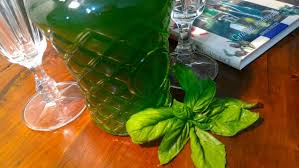 Il basilico è noto in cucina per il profumo e l'aroma, ma è anche un ingrediente con proprietà antinfiammatorie, antispasmodiche e digestive, eccellente per rendere più digeribili le pietanze nelle. Liquore Al Basilico A Tavola Da Daniela