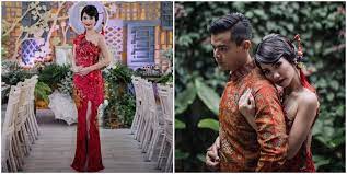 Tunangan dalam bahasa aslinya mnesteuo yang berarti 1) to woo her and ask her in marriage, 2) to be promised in marriage. 10 Baju Tunangan Artis Yang Bisa Jadi Inspirasi Untuk Kalian