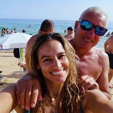 Joana Alvarenga Oficial added a...