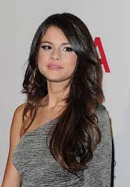 Selena Gomez S Long Wavy Hair At The Fulfillment Fund S 2011 Star Gala Long Sleek Hair Long Wavy Hair Hair Styles