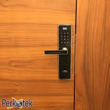 parmak izli kapi kolunda parmak izi okuyucu elektronik kilit ve kapi kolu bir aradadir pil ile calisir ve cihaz ozelliklerine kapilar kapi kollari elektronik