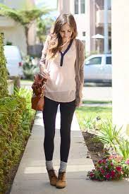 Pairing Black Leggings Jeggings With A Non Dark Outfit By Wearing Lighter Shoes Boots Socks Casual Chic Fall Style Chic Fall Fashion Fashion