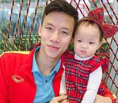 Hiện nay, quế ngọc hải đang là đội trưởng đội tuyển bóng đá quốc gia việt nam. Quáº¿ Ngá»c Háº£i Gáº·p Vá»£ Con TrÆ°á»›c Tráº­n Ä'á»'i Ä'áº§u Vá»›i Thai Lan Giáº£i Tri Viá»‡t Nam