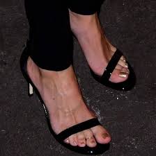 Courtney friel's parents are bernard friel (father) and lois friel (mother). Julia Roberts Celebrity Feet Pics