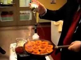 I piatti eseguiti alla lampada affascinano anche il cliente, il quale li segue con attenzione; Pesche Alla Lampada Youtube