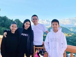She reveals that her mother would always scold her as a kid when she took to their walls at home for her. Heart Evangelista Receives Mother S Day Treatment From Chiz Escudero S Kids Quino And Chesi Gma Entertainment