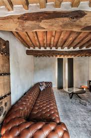Plafond Bois Avec Poutres Apparentes Tapis Gris A Motifs Originaux Ambiance Rustique Et Eclairag Salle A Manger Moderne Plafond Bois Maison Moderne Interieur