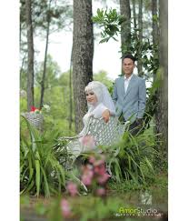Mengabadikan kemesraan lewat foto prewedding tampaknya sudah membudaya di kalangan para pasangan yang tinggal pakai busana yang senada warnanya, lalu siapkan pose bersahaja. 54 Kumpulan Foto Prewedding Hijab Energyofakad