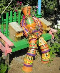 Ils adoucissent les angles de la terrasse, définissent le patio et ajoutent des touches de couleur un peu partout. Un Tuto Et 24 Photos Pour Realiser Vos Sculptures En Pot De Terre Cuite