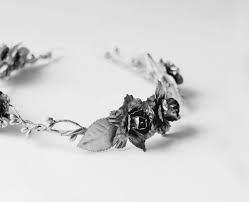 Black And White Crown Aesthetic Pin By Nicoleee On Amberle Elessedil Gold Aesthetic Gold Golden Flower