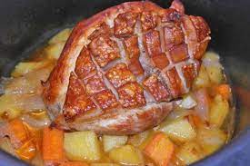schweinebraten mit knusperkruste rezept in 2021 schweinebraten rezept rahmsauce rezept schweinebraten