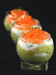Ecraser La Pulpe De L Avocat Dans Un Bol Saler Tres Peu Poivrer Et Citronner Deposer 1 4 De La Preparat Verrine Avocat Verrine Saumon Recette Verrine Avocat