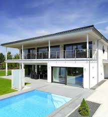 Moderne Stadtvilla Mit Pool Von Baufritz Erhalte Alle Infos Zum Haus Mit Einem Klick Auf Das Bild Weitere Hauser Findes Haus Moderne Hauser Architektur Haus