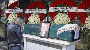 Türkiye cumhuriyeti'nin kurucusu, ulu önder mustafa kemal atatürk, ölümünün 82'nci yıldönümünde, taksim cumhuriyet anıtı'nda düzenlenen resmi törenle anıldı. Yasar Buyukanit In Esi Son Yolculuguna Ugurlandi
