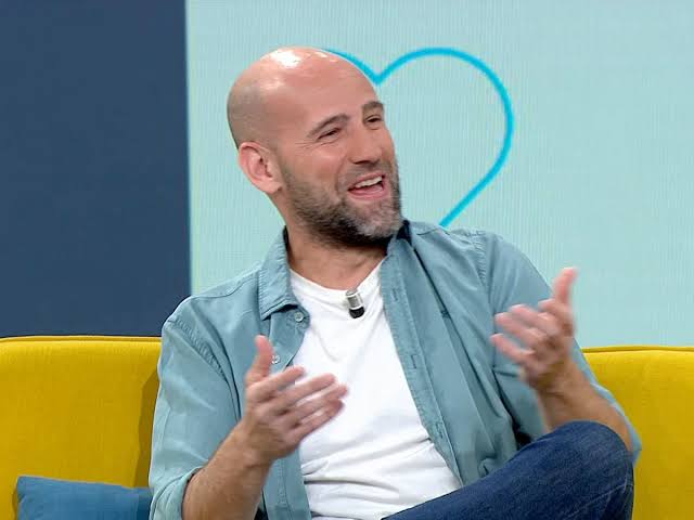 El estado en que se presentaba Gonzalo Miró y generaba carcajadas en plató:  "Estamos en directo y os estáis metiendo en esto..."