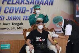 Menjadi yang pertama disuntik, gubernur jateng ganjar pranowo mengenakan baju adat riau. Jadi Yang Pertama Disuntik Vaksin Covid 19 Di Jateng Ganjar Pranowo Seger Seger Saja Jangan Takut Pikiran Rakyat Com