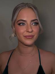 E M M A 🤍🪞🍸🪽 obsessed with this sultry soft glam ✨ . . . . . .  #longislandmakeupartist #newyorkmakeupartist #nymakeup #longislandwedding  #nywedding